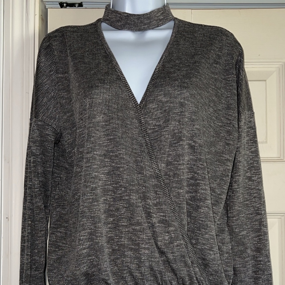 DARLING WOMANS GRAY LONG SLEEVE LIGHTWEIGHT SWEATER